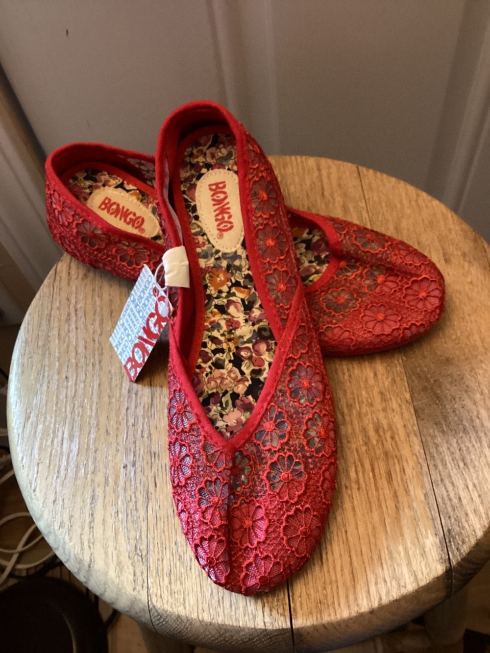 Women’s NEW BONGO size 9 RED floral lace slip on flats Emelia